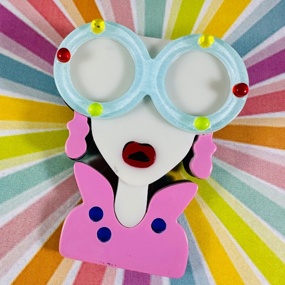 Adorable Iris Apfel lasered acrylic pin brooch - Picture 2 of 4